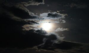2024 PT5, une mini-lune de passage : un potentiel extraterrestre ? Et si ce satellite temporaire cachait un secret venu d'ailleurs ?