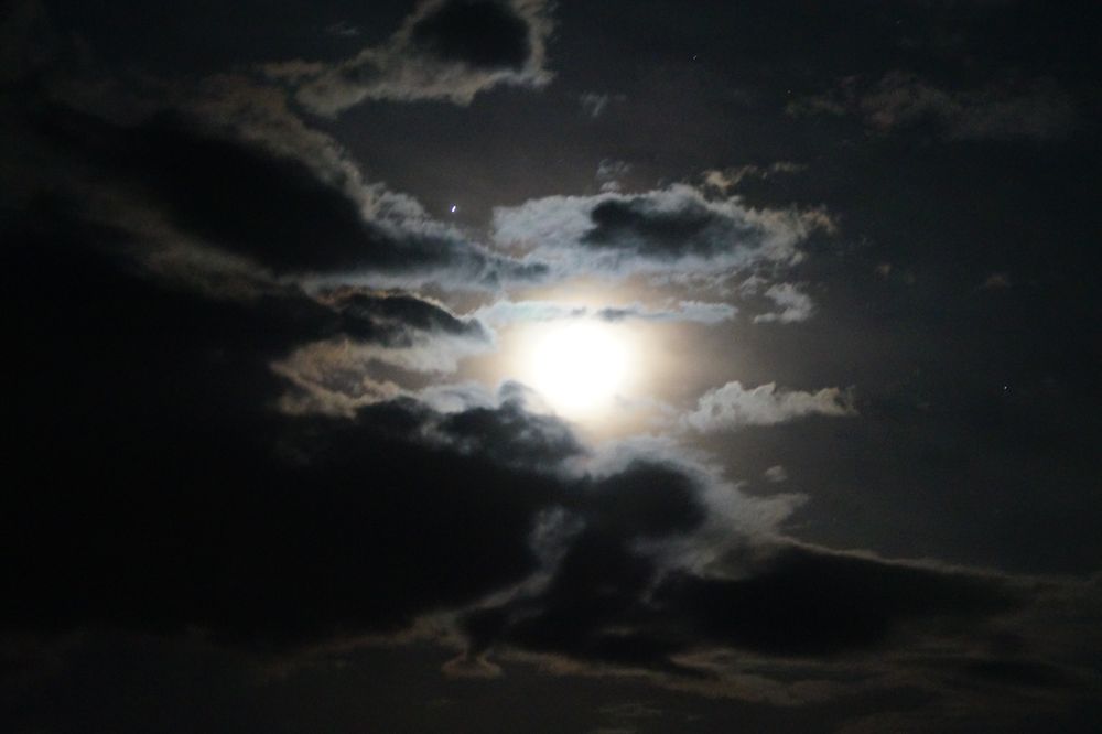 2024 PT5, une mini-lune de passage : un potentiel extraterrestre ? Et si ce satellite temporaire cachait un secret venu d'ailleurs ?