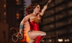 Wonder Woman, symbole du pouvoir féminin, réconcilie sensualité et féminisme, offrant un regard nuancé sur la complexité des héroïnes modernes