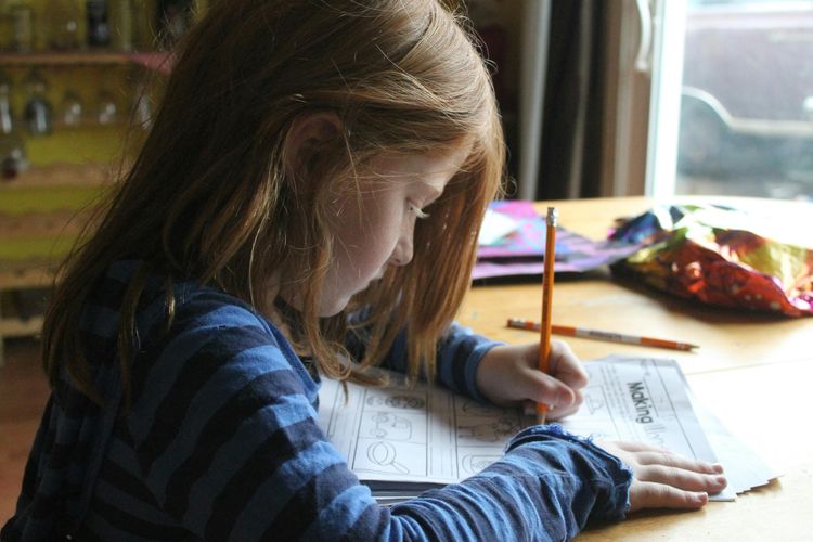 Accompagner un adolescent dans ses devoirs sans l'étouffer : trouver l'équilibre entre soutien bienveillant, autonomie et confiance mutuelle.