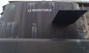 Visite immersive du sous-marin Le Redoutable, entre mémoire stratégique, quotidien des sous-mariniers et récit technologique scénographié