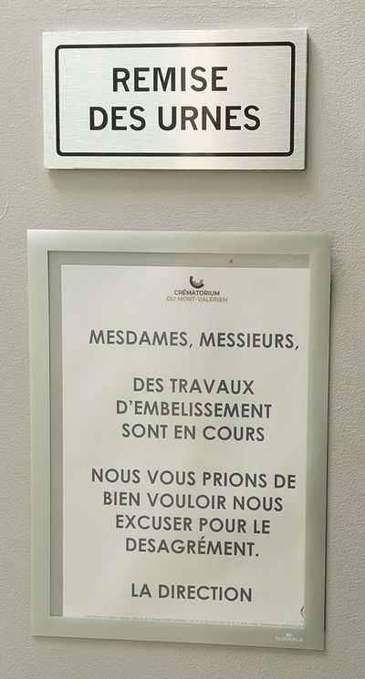 Au crématorium, entre images en boucle et voilage administratif, la mort s’optimise. Même les urnes funéraires sont en cours d'embellissement