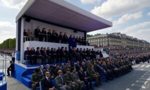 Chaque 14 juillet, la République se rejoue elle-même en boucle : avions, chars, présidence souriante et sécurité bétonnée. Un défilé de certitudes.