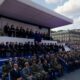 Chaque 14 juillet, la République se rejoue elle-même en boucle : avions, chars, présidence souriante et sécurité bétonnée. Un défilé de certitudes.