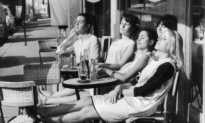 La rétrospective Doisneau au musée Maillol dévoile un regard tendre et lucide sur le réel, entre scènes familières, gravité sociale et poésie discrète
