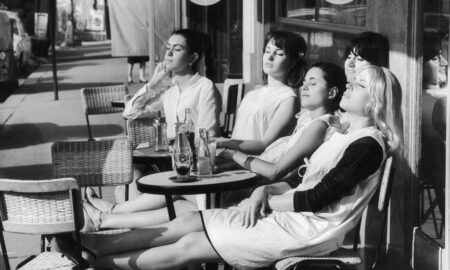 La rétrospective Doisneau au musée Maillol dévoile un regard tendre et lucide sur le réel, entre scènes familières, gravité sociale et poésie discrète