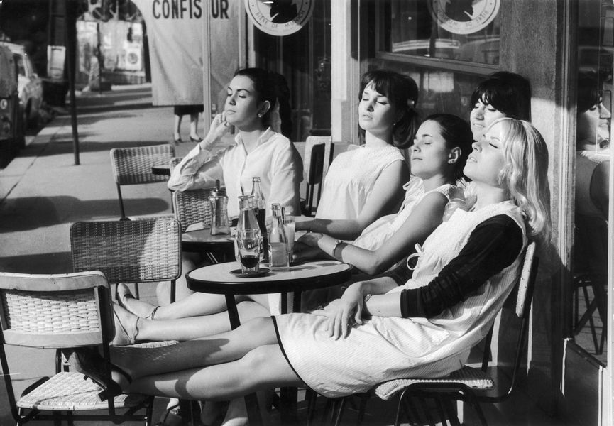 La rétrospective Doisneau au musée Maillol dévoile un regard tendre et lucide sur le réel, entre scènes familières, gravité sociale et poésie discrète
