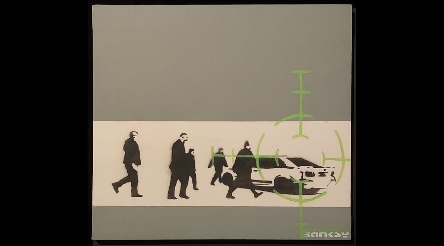 Les murs de Banksy, toiles urbaines de révolte, fracturent le silence avec des pochoirs inspirés par JR et Fairey. Un art qui redonne vie à l’agora, défiant Baudrillard et Benjamin