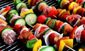 Merguez ou graines de chia ? Le barbecue ou la salade composent bien plus que votre assiette : votre classe sociale, vos valeurs et votre genre s’y reflètent.