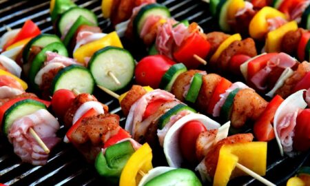 Merguez ou graines de chia ? Le barbecue ou la salade composent bien plus que votre assiette : votre classe sociale, vos valeurs et votre genre s’y reflètent.