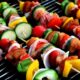 Merguez ou graines de chia ? Le barbecue ou la salade composent bien plus que votre assiette : votre classe sociale, vos valeurs et votre genre s’y reflètent.