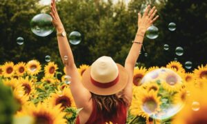 Entre le chapeau de paille des influenceuses et la casquette des papas, le couvre-chef estival raconte nos appartenances, nos poses et nos contradictions.