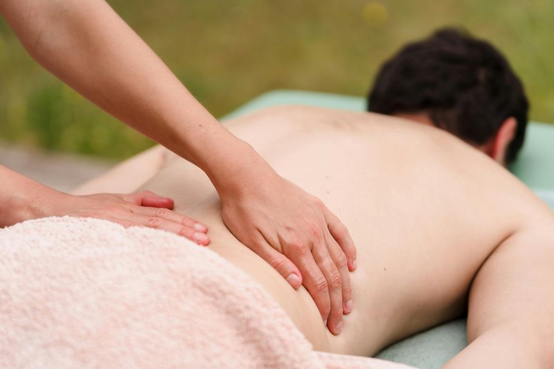 Guide partiellement désintéressé, à l’usage des corps tendus et des esprits relâchés, pour choisir son salon de massages pour hommes
