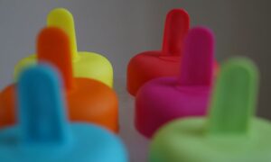 La glace, c’est du sucre et des signaux sociaux. Entre cornet chic et granité chimique, l’été révèle nos goûts, nos classes, nos fantasmes glacés