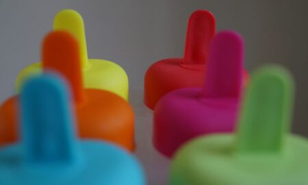 La glace, c’est du sucre et des signaux sociaux. Entre cornet chic et granité chimique, l’été révèle nos goûts, nos classes, nos fantasmes glacés