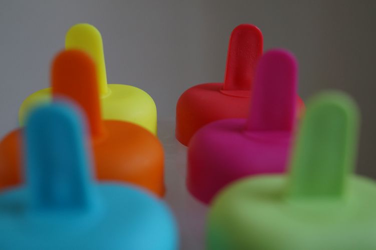 La glace, c’est du sucre et des signaux sociaux. Entre cornet chic et granité chimique, l’été révèle nos goûts, nos classes, nos fantasmes glacés