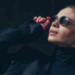 Oversize ou aviateur : derrière les lunettes de soleil se cache une guerre de style, d’ego et de filtres UV. L’armure estivale a des branches en titane