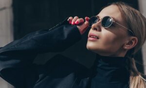 Oversize ou aviateur : derrière les lunettes de soleil se cache une guerre de style, d’ego et de filtres UV. L’armure estivale a des branches en titane
