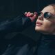 Oversize ou aviateur : derrière les lunettes de soleil se cache une guerre de style, d’ego et de filtres UV. L’armure estivale a des branches en titane