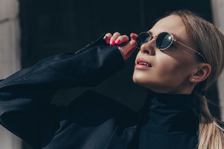 Oversize ou aviateur : derrière les lunettes de soleil se cache une guerre de style, d’ego et de filtres UV. L’armure estivale a des branches en titane