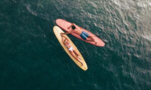 Deux-pièces ou une-pièce ? Derrière le choix du maillot, un dilemme féministe, économique et esthétique. Que l'on se baigne dans la Seine ou dans la mer