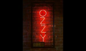 Ozzy Osbourne, voix de Black Sabbath et pionnier du metal, s’éteint à 76 ans. De Paranoid à The Osbournes, il laisse un héritage lourd comme un riff d’Iommi.