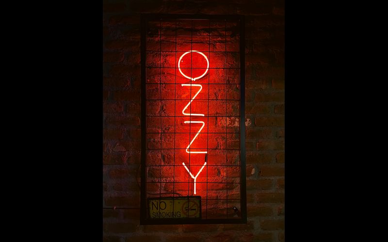 Ozzy Osbourne, voix de Black Sabbath et pionnier du metal, s’éteint à 76 ans. De Paranoid à The Osbournes, il laisse un héritage lourd comme un riff d’Iommi.