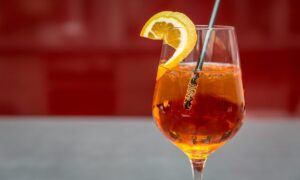 Rosé ou spritz ? L’été ne pardonne pas les faux pas liquides. Chaque verre devient un manifeste social, un filtre Instagram et un choix de camp