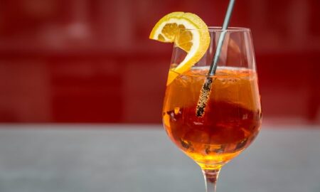 Rosé ou spritz ? L’été ne pardonne pas les faux pas liquides. Chaque verre devient un manifeste social, un filtre Instagram et un choix de camp