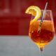 Rosé ou spritz ? L’été ne pardonne pas les faux pas liquides. Chaque verre devient un manifeste social, un filtre Instagram et un choix de camp