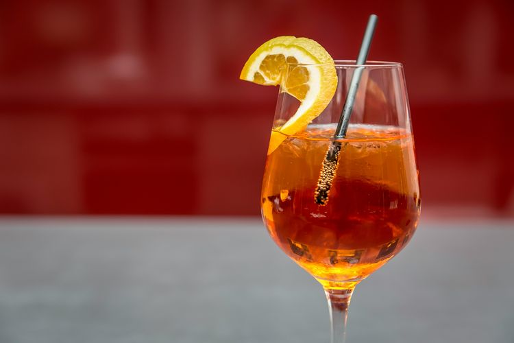 Rosé ou spritz ? L’été ne pardonne pas les faux pas liquides. Chaque verre devient un manifeste social, un filtre Instagram et un choix de camp