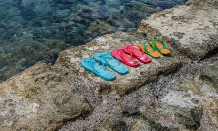 Tongs ou sandales : la guerre des orteils fait rage. Liberté, laideur, douleur… L’été met nos pieds à nu. Et nos contradictions, aussi