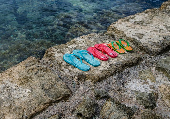 Tongs ou sandales : la guerre des orteils fait rage. Liberté, laideur, douleur… L’été met nos pieds à nu. Et nos contradictions, aussi