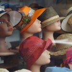 Bob, casquette ou chapeau de paille ? Après les pieds, la tête : quand le soleil tape, vos névroses remontent.