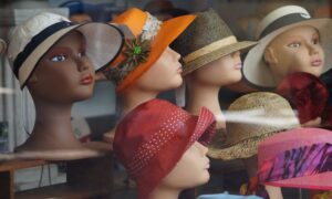 Bob, casquette ou chapeau de paille ? Après les pieds, la tête : quand le soleil tape, vos névroses remontent.