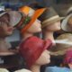 Bob, casquette ou chapeau de paille ? Après les pieds, la tête : quand le soleil tape, vos névroses remontent.