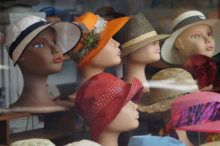 Bob, casquette ou chapeau de paille ? Après les pieds, la tête : quand le soleil tape, vos névroses remontent.