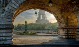 Août ferme tout : magasins, cafés, visages. Ne reste qu’un vide sidéral où l’on se confronte à soi, entre philosophie de trottoir et mirages urbains