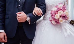 Taylor Swift et Travis Kelce ont scellé leur union dans un mariage aussi démesuré que leurs egos. Cadeaux fous, invités VIP et polémiques...