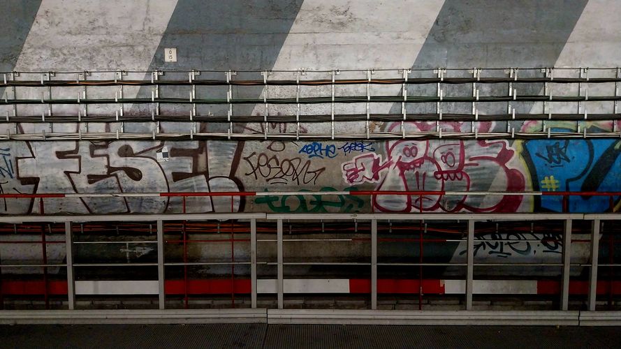 La cave est un lieu cryptique et refoulé, disparu des plans mais pas des esprits. Elle survit comme inconscient collectif et intime de la modernité