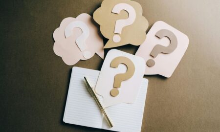 L'expression "la vraie question" masque souvent une banalité affligeante. Un simulacre qui révèle que "la vraie question", c’est l’absence de vraie question