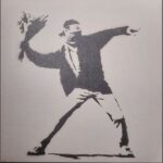 Au 44 Faubourg Montmartre, le musée Banksy recrée fresques et contextes sonores, préservant la rage punk d’un art de rue devenu archive militante