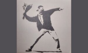 Au 44 Faubourg Montmartre, le musée Banksy recrée fresques et contextes sonores, préservant la rage punk d’un art de rue devenu archive militante
