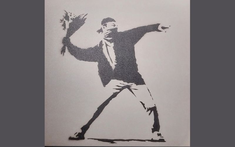 Au 44 Faubourg Montmartre, le musée Banksy recrée fresques et contextes sonores, préservant la rage punk d’un art de rue devenu archive militante