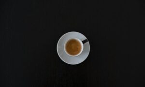 Le café, fluide social et introspectif, condense pouvoir, rituel et modernité. Entre filtre et philtre, il relie les êtres tout en révélant leur solitude