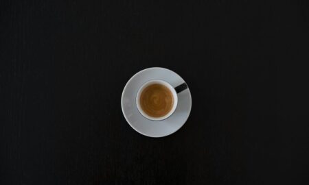 Le café, fluide social et introspectif, condense pouvoir, rituel et modernité. Entre filtre et philtre, il relie les êtres tout en révélant leur solitude