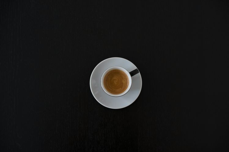 Le café, fluide social et introspectif, condense pouvoir, rituel et modernité. Entre filtre et philtre, il relie les êtres tout en révélant leur solitude