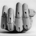 Les poupées pédopornographiques simulent un enfant muet, banalisant la pédocriminalité via une hyperréalité baudrillardienne...