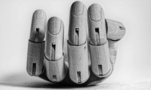 Les poupées pédopornographiques simulent un enfant muet, banalisant la pédocriminalité via une hyperréalité baudrillardienne...