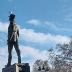 Un pigeon souille De Gaulle : synecdoque des incivilités, outrage intolérable ! Satire sur jeunesse laxiste, appel à tolérance zéro et à la colombodestruction